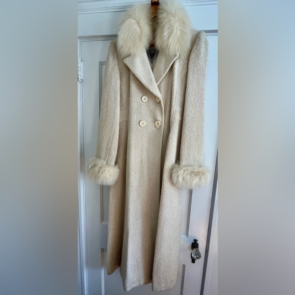 Full length winter white winter coat with faux fur collar and cuffs - Picture 1 of 8